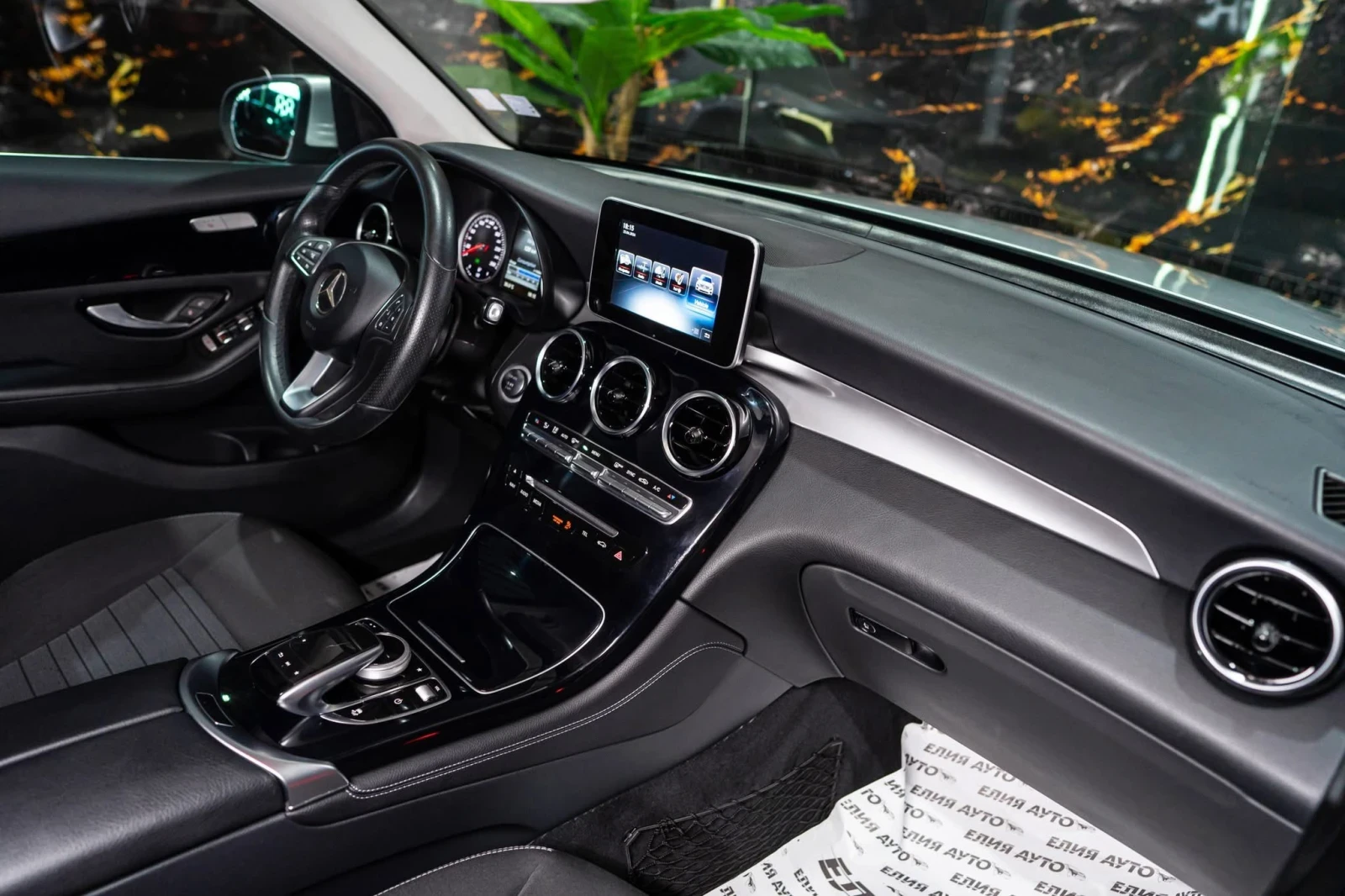 Mercedes-Benz GLC 250 D 4MATIC LED NAVI НАПЪЛНО ОБСЛУЖЕН ЛИЗИНГ 100%, снимка 13 - Автомобили и джипове - 55051893