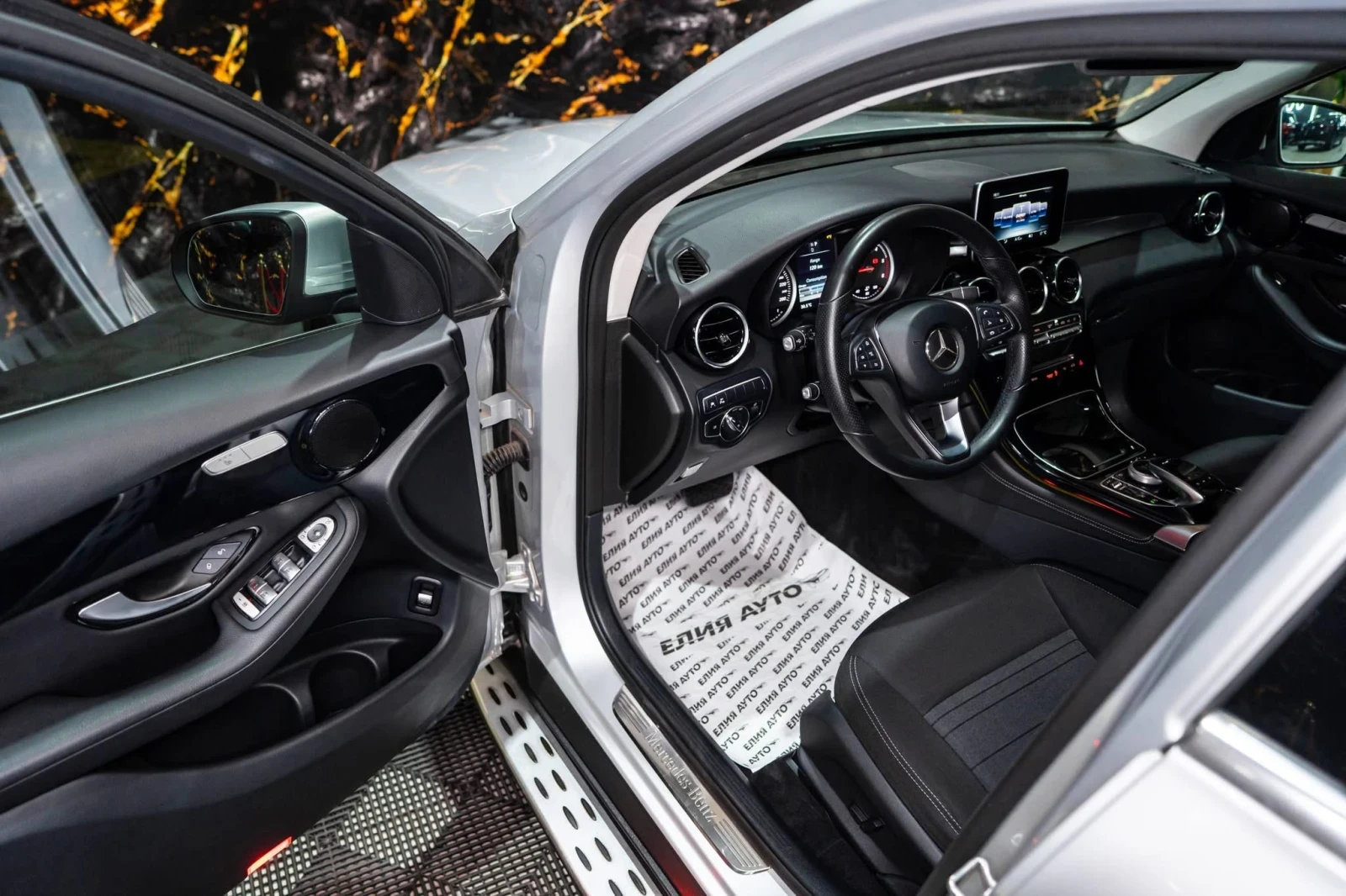 Mercedes-Benz GLC 250 D 4MATIC LED NAVI НАПЪЛНО ОБСЛУЖЕН ЛИЗИНГ 100%, снимка 11 - Автомобили и джипове - 55051893
