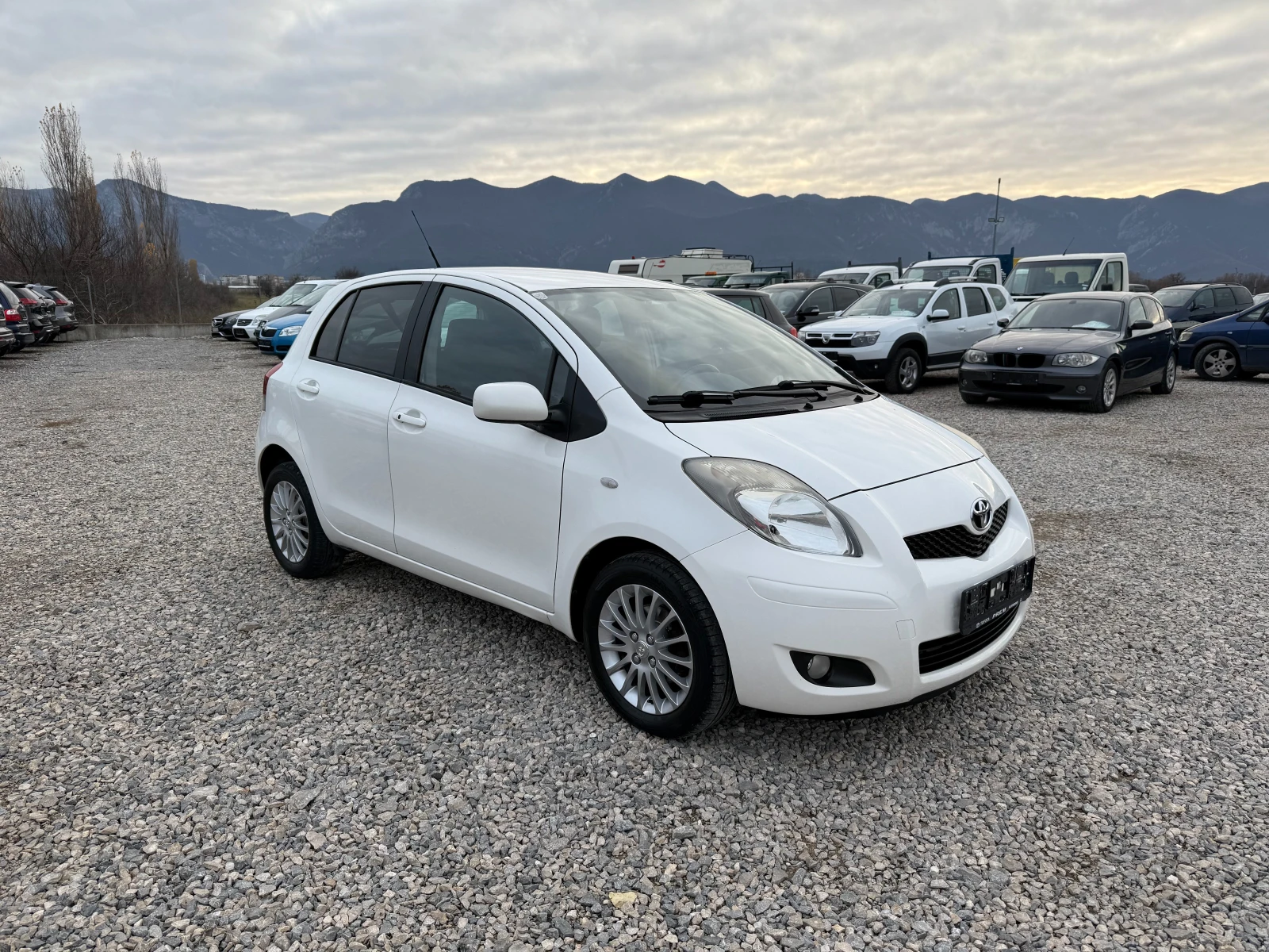 Toyota Yaris 1.33-101PS-6 ск - изображение 3