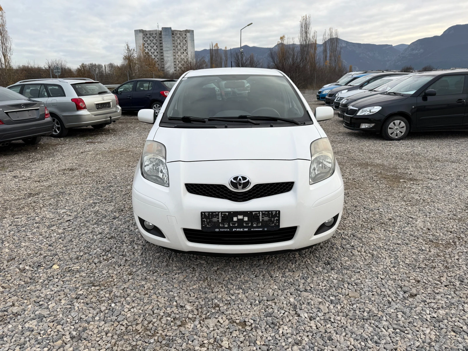 Toyota Yaris 1.33-101PS-6 ск - изображение 2