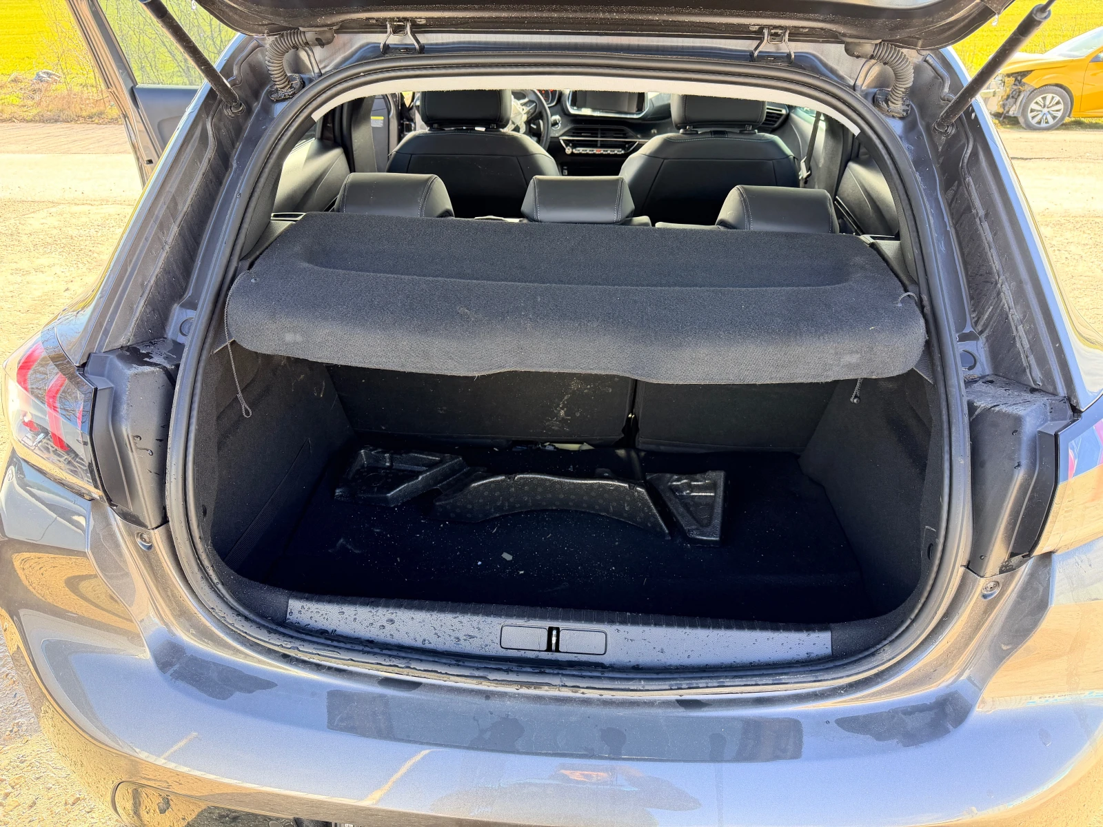 Peugeot 208 1.2 PureTech, снимка 11 - Автомобили и джипове - 53638258