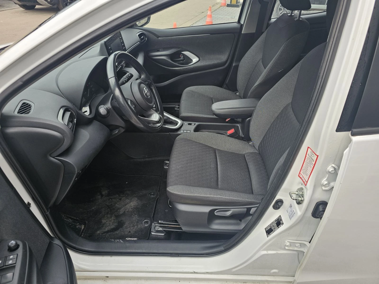 Toyota Yaris 1.4 Hybrid 92 hp, снимка 12 - Автомобили и джипове - 53986362