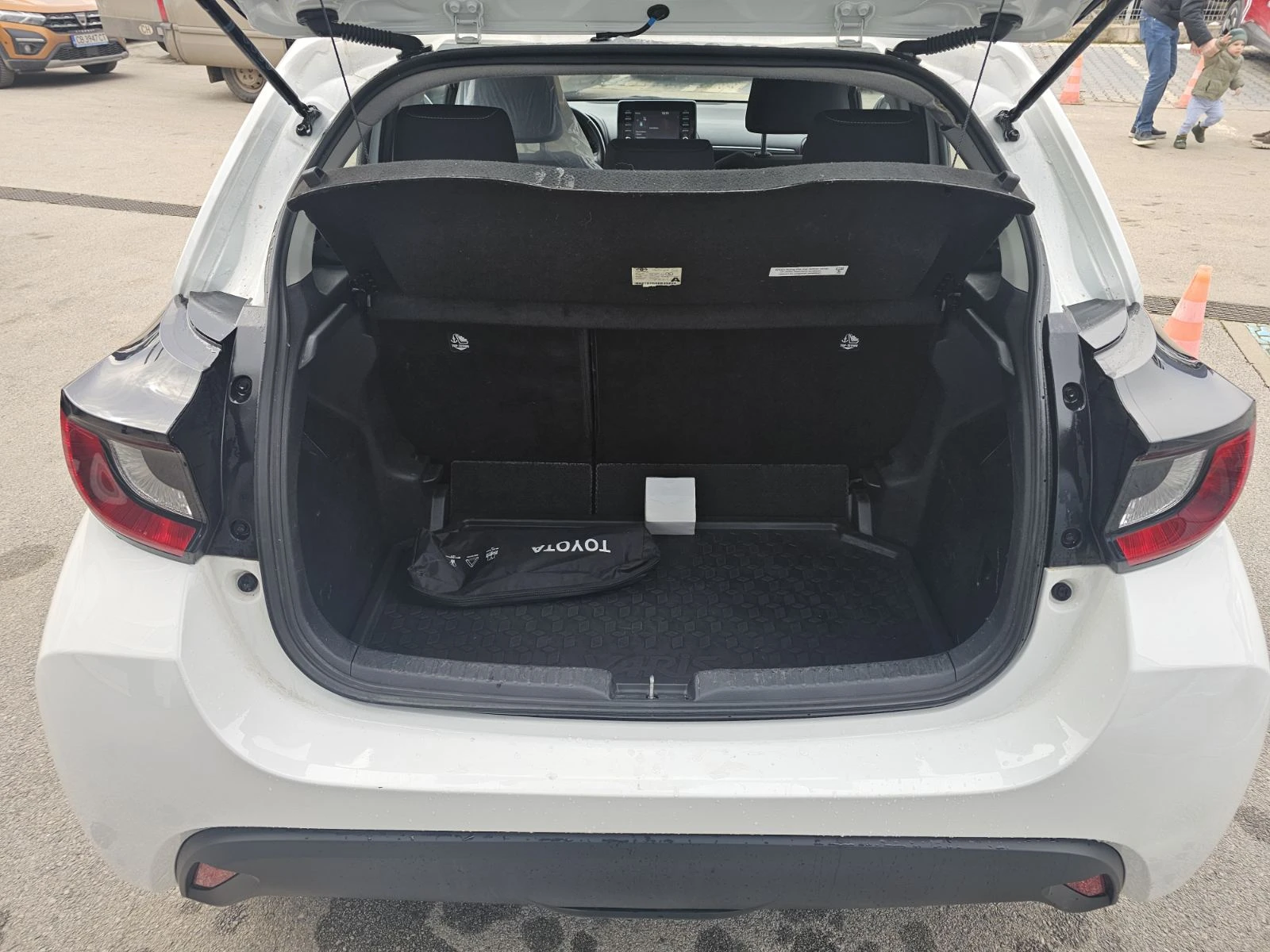 Toyota Yaris 1.4 Hybrid 92 hp, снимка 13 - Автомобили и джипове - 53986362