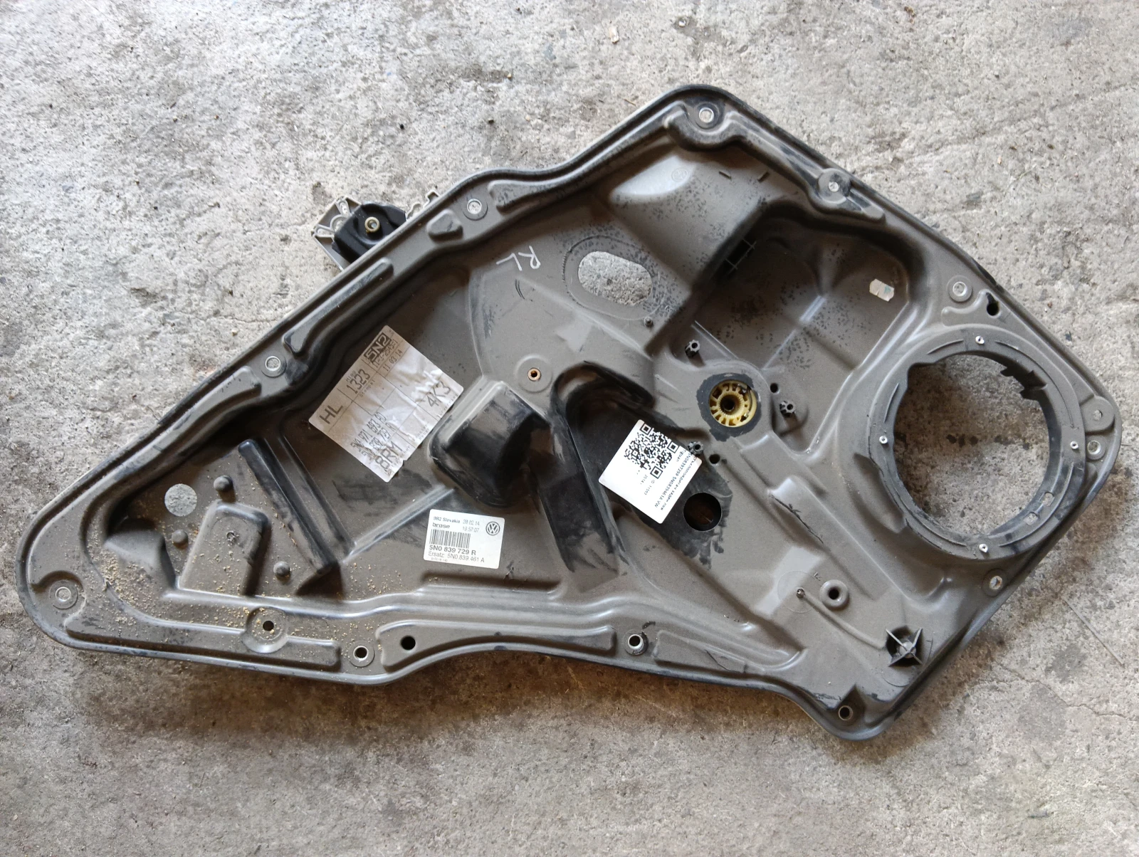 стъклоповдигач заден ляв 5N0839729R 5N0839461A VW Tiguan