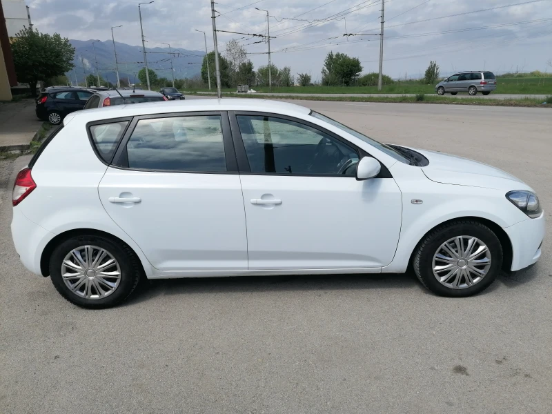 Kia Ceed 1.6 CRDI 6sk , снимка 3 - Автомобили и джипове - 51353107