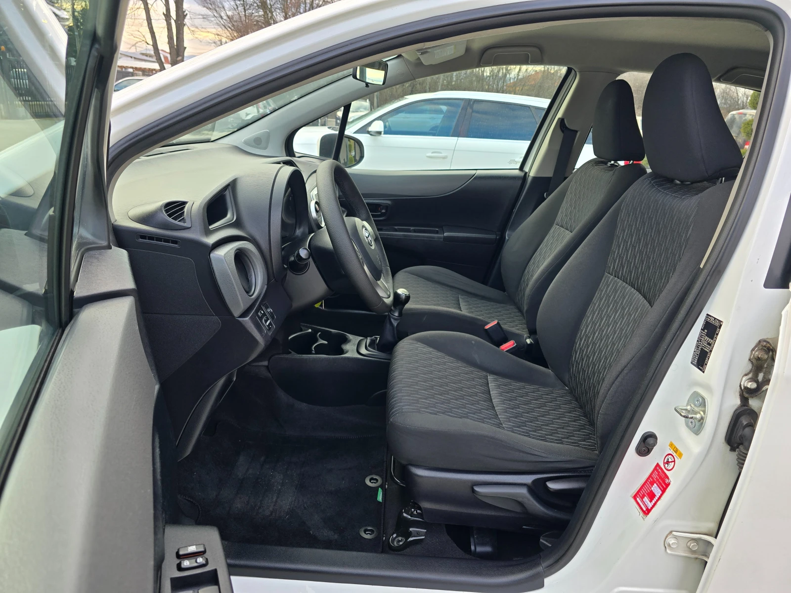 Toyota Yaris 1.0VVT-I, 70к.с., 11.2012г. - изображение 8