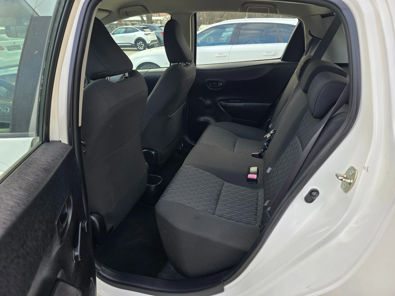 Toyota Yaris 1.0VVT-I, 70к.с., 11.2012г. - изображение 9