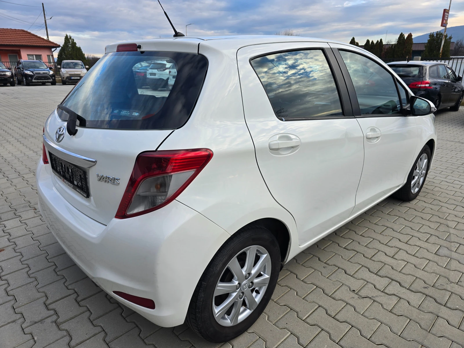 Toyota Yaris 1.0VVT-I, 70к.с., 11.2012г. - изображение 3