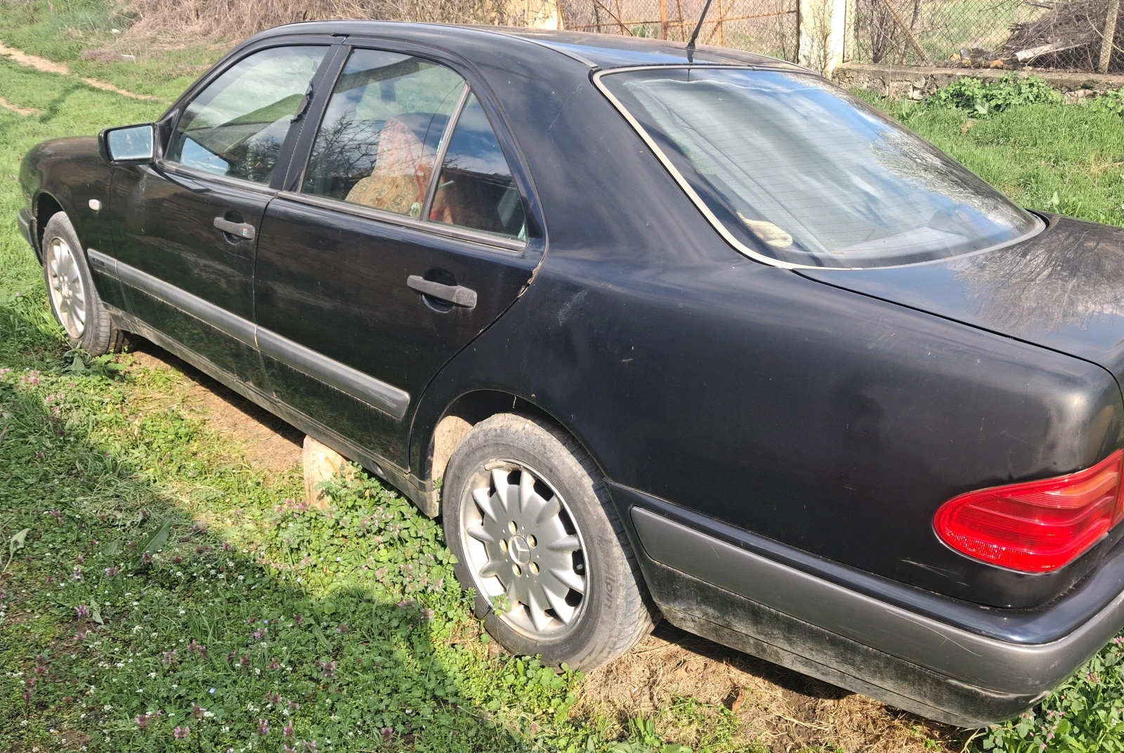 Mercedes-Benz E 220, снимка 2 - Автомобили и джипове - 54247169