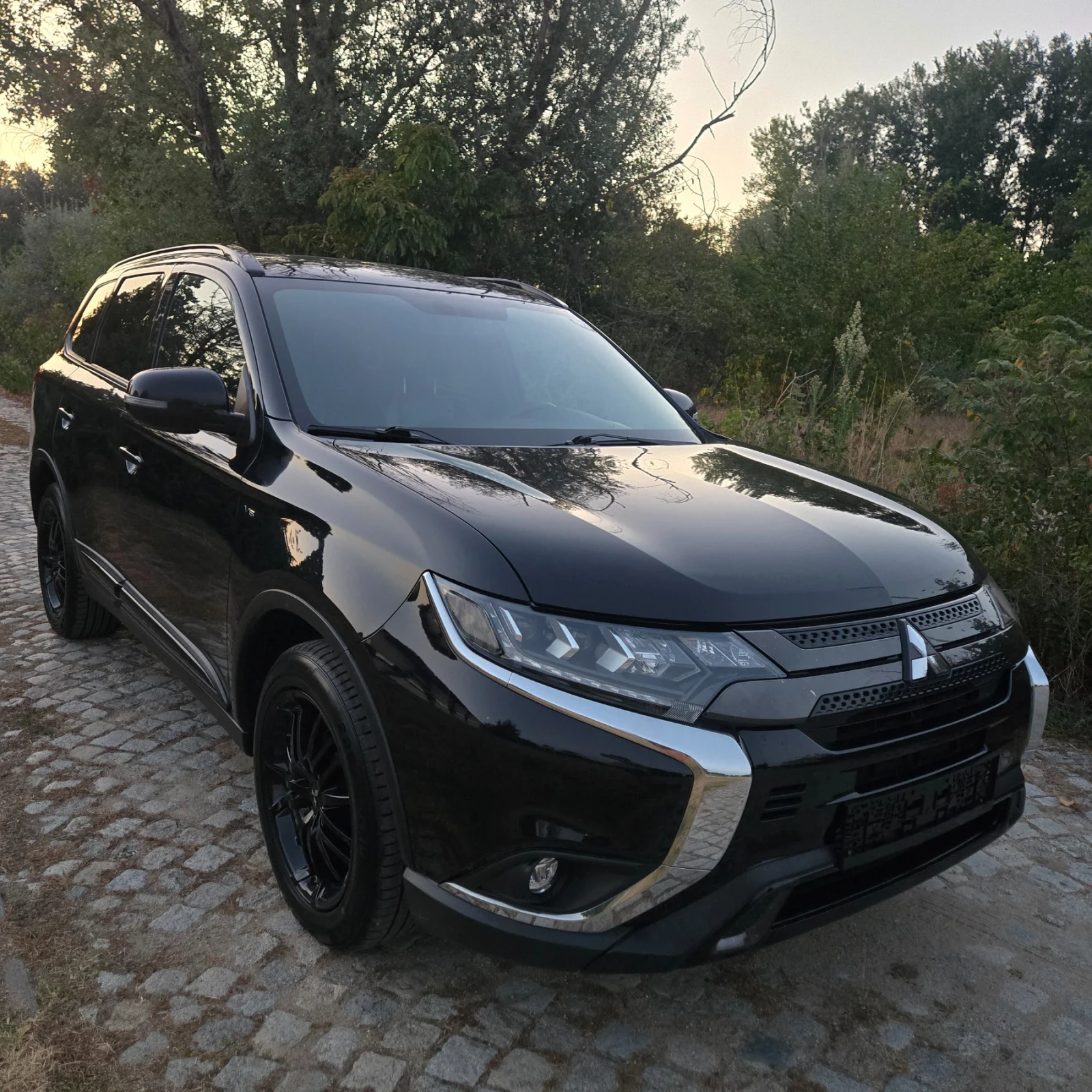 Mitsubishi Outlander 3.0L, 4x4, Limited, 7 места, снимка 2 - Автомобили и джипове - 55751927