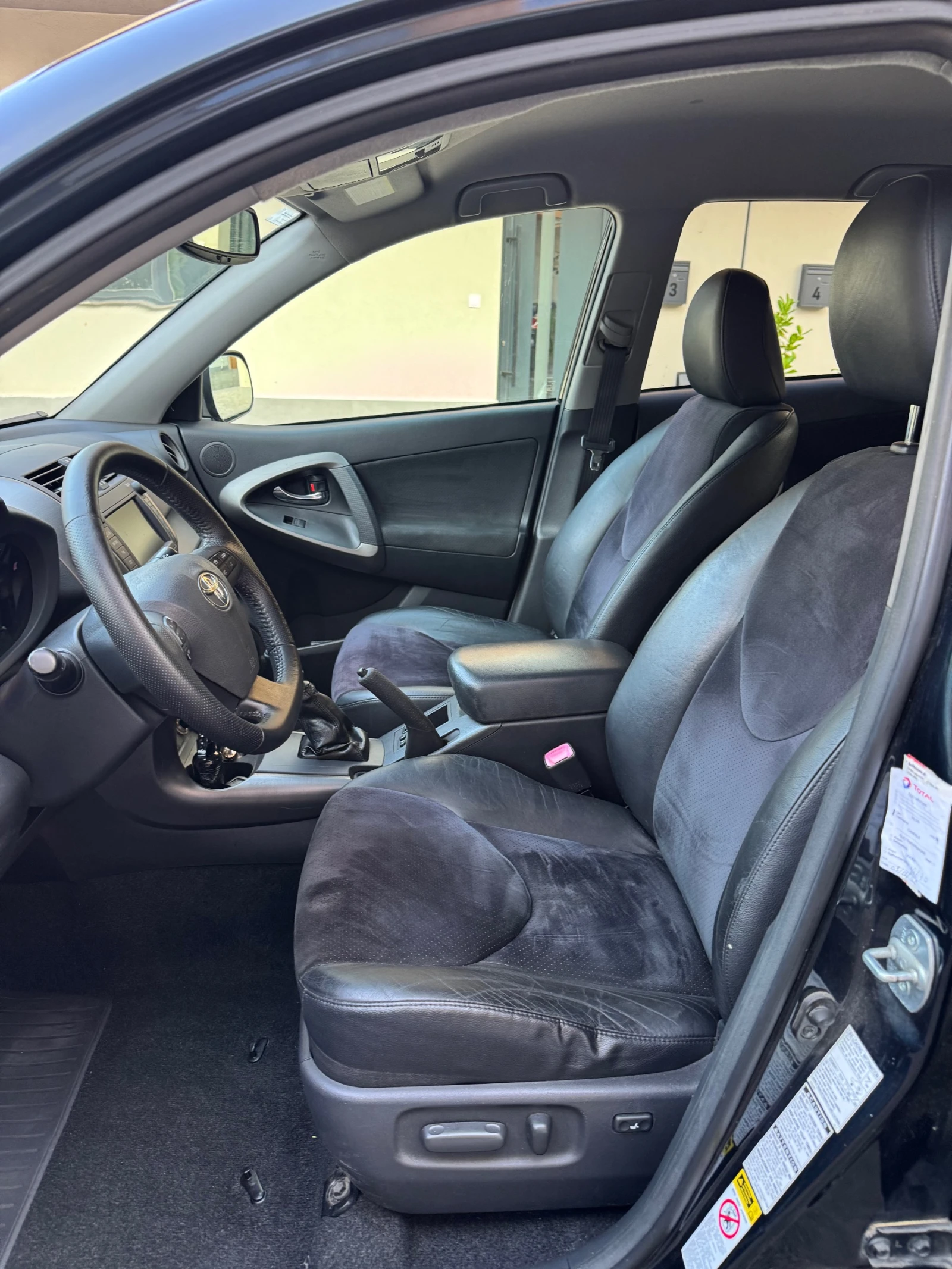 Toyota Rav4 2.2D-4D 4X4 Навигация Кожа Подгрев, снимка 7 - Автомобили и джипове - 55826591