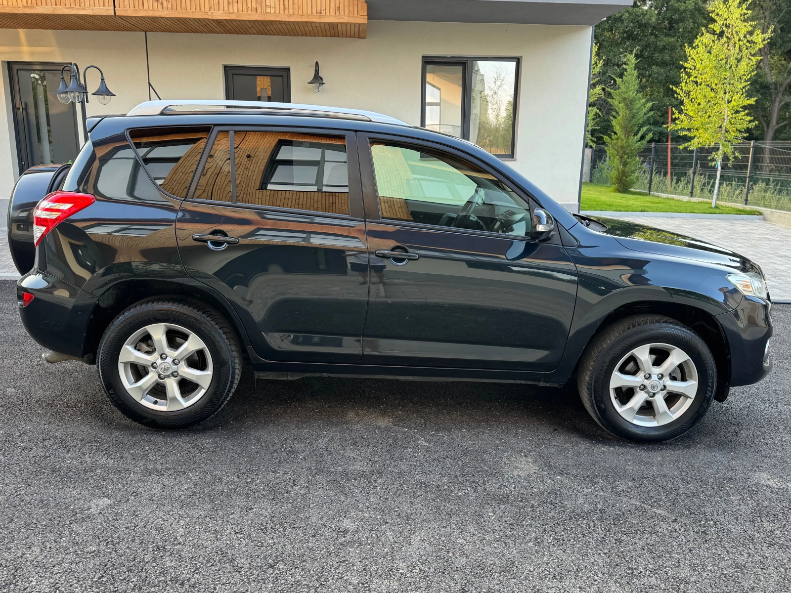 Toyota Rav4 2.2D-4D 4X4 Навигация Кожа Подгрев, снимка 4 - Автомобили и джипове - 55826591