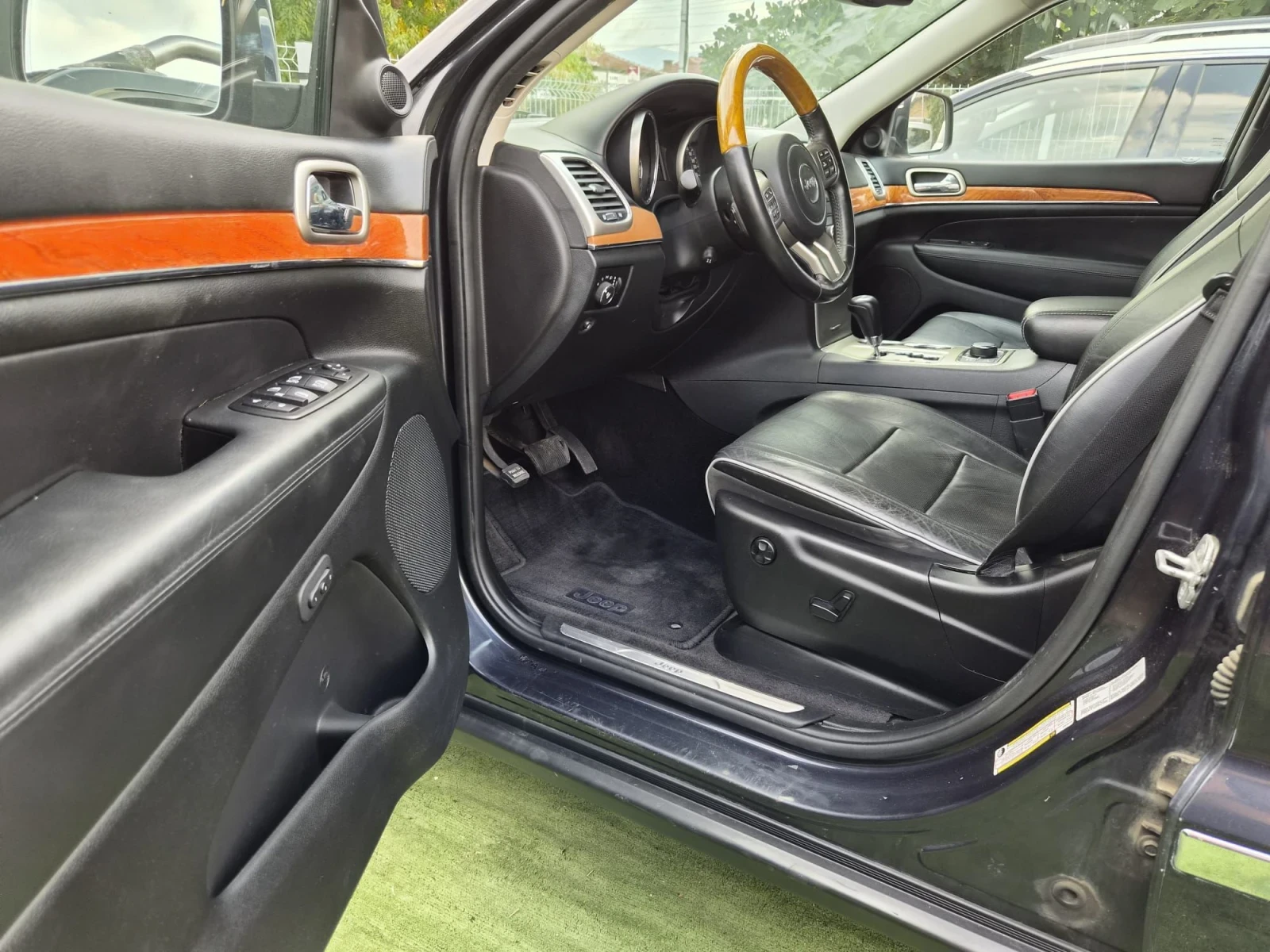 Jeep Grand cherokee 5.7 HEMI* FULL* OVERLAND* PANORAMA* DISTRONIC* KEY, снимка 9 - Автомобили и джипове - 56183562