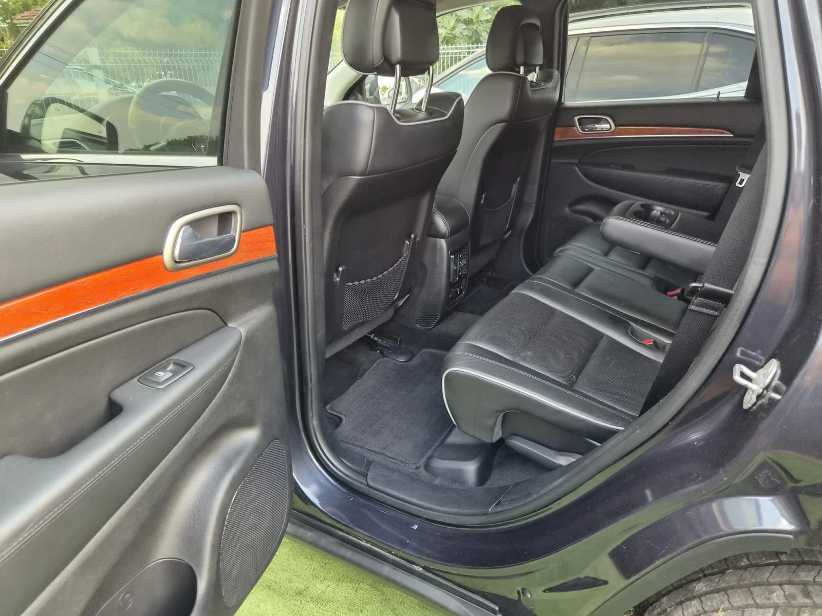 Jeep Grand cherokee 5.7 HEMI* FULL* OVERLAND* PANORAMA* DISTRONIC* KEY, снимка 13 - Автомобили и джипове - 56183562