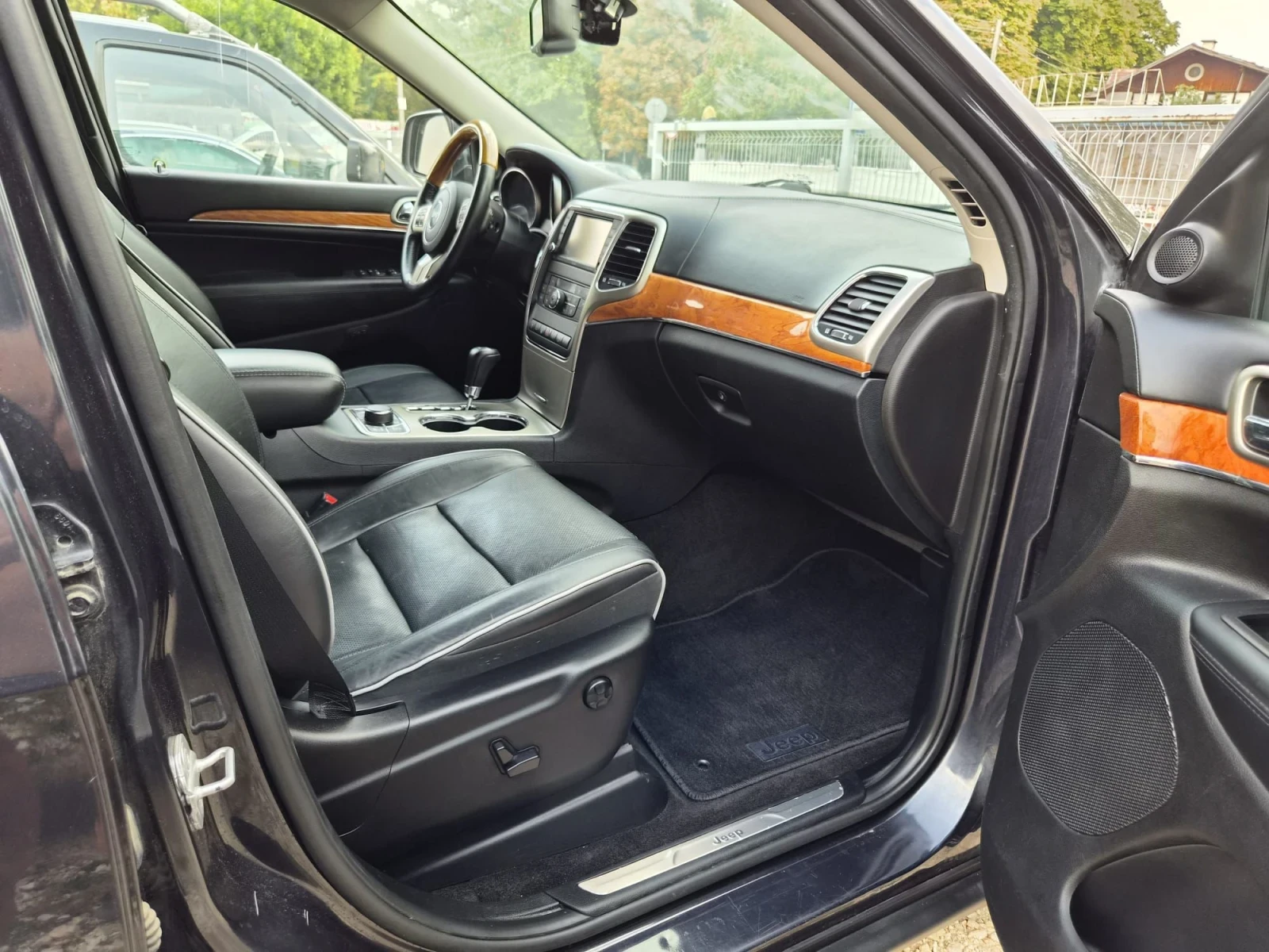 Jeep Grand cherokee 5.7 HEMI* FULL* OVERLAND* PANORAMA* DISTRONIC* KEY, снимка 8 - Автомобили и джипове - 56183562