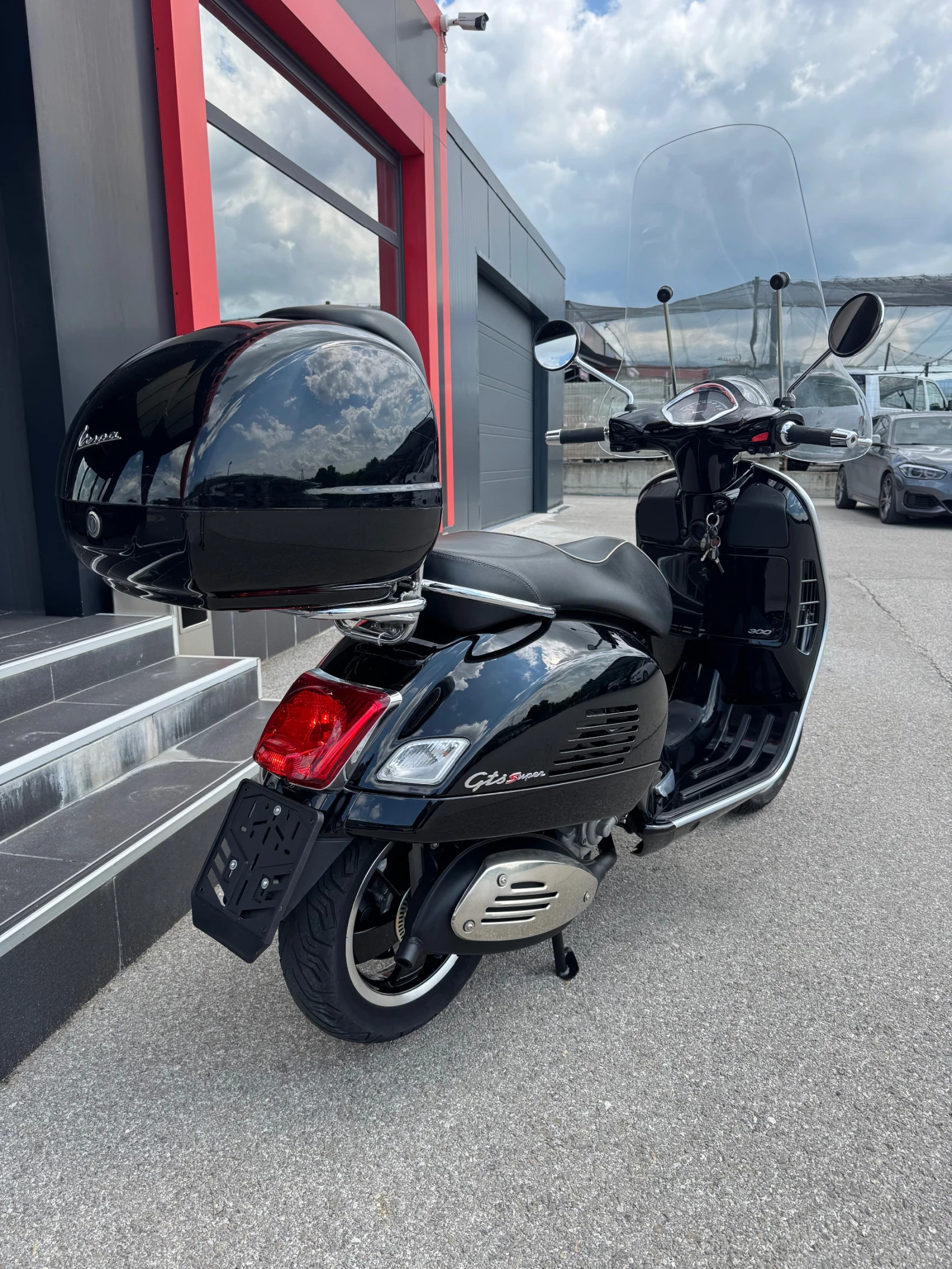 Vespa GTS SUPER-300-ABS-ASR-10000км., снимка 3 - Мотоциклети и мототехника - 54810246