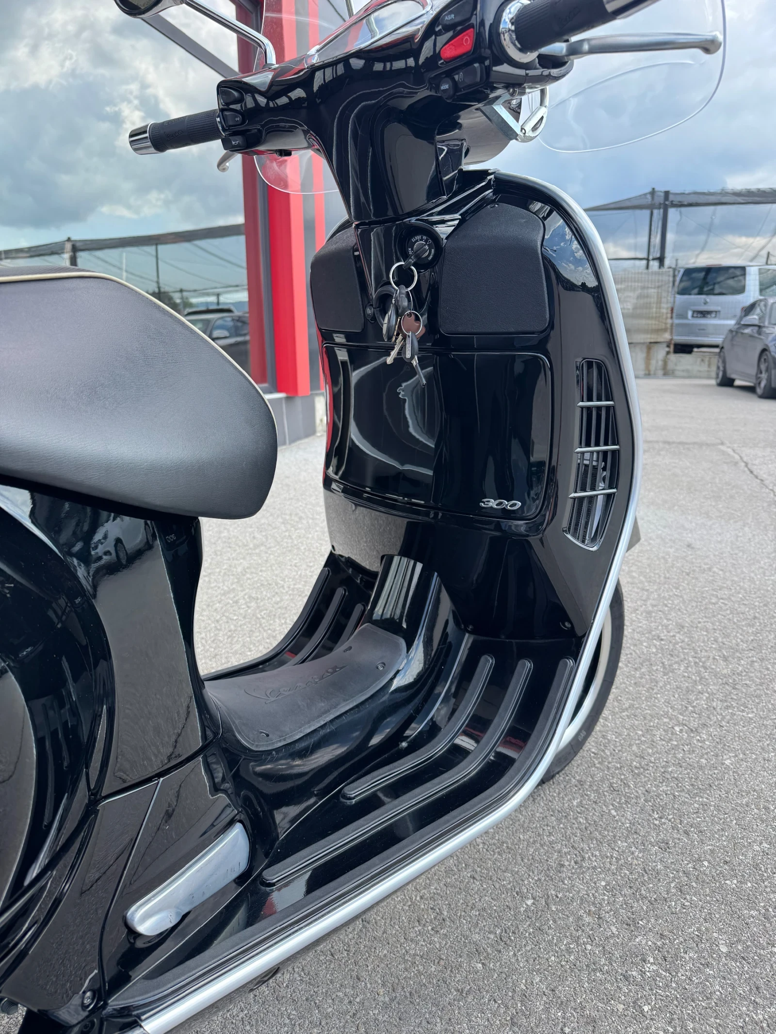 Vespa GTS SUPER-300-ABS-ASR-10000км., снимка 8 - Мотоциклети и мототехника - 54810246