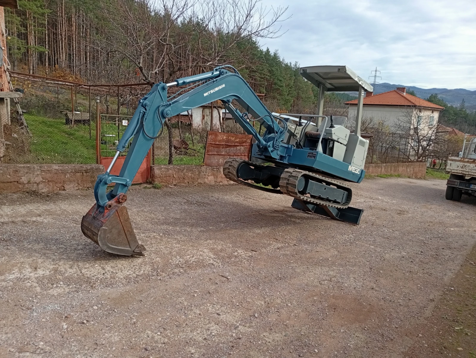 Багер Mitsubishi ME30, снимка 1