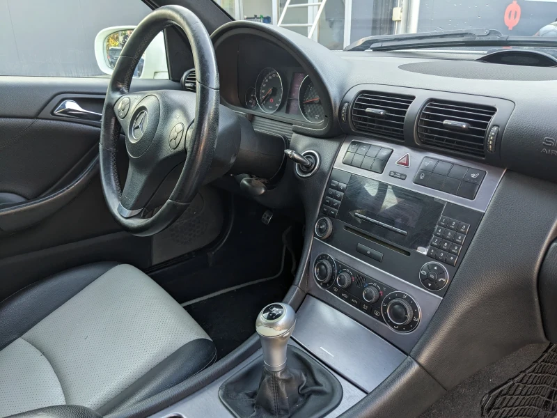 Mercedes-Benz C 180 Coupe Sport Edition, снимка 10 - Автомобили и джипове - 47571610