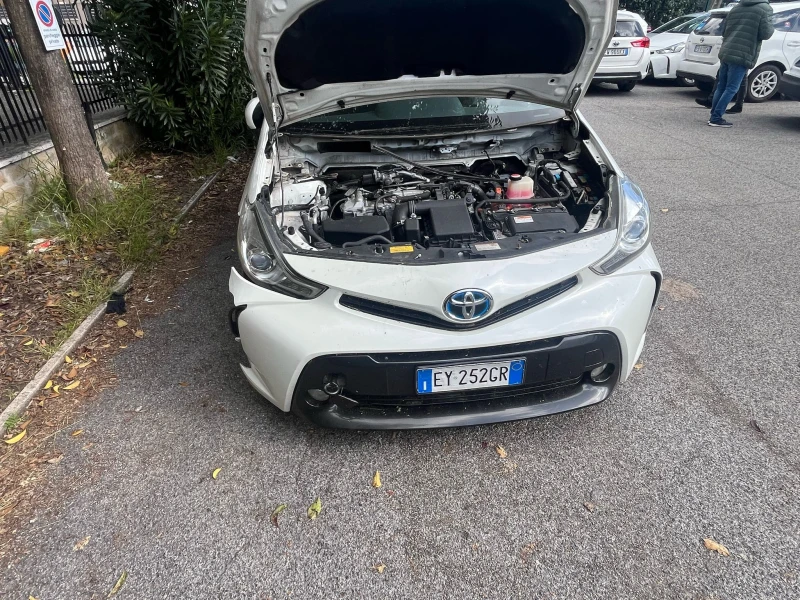 Toyota Prius 1.8HYBRID, снимка 3 - Автомобили и джипове - 49332169