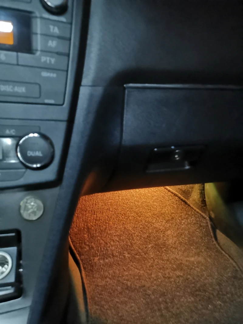 Toyota Avensis 1.8 Седан, снимка 5 - Автомобили и джипове - 53214699