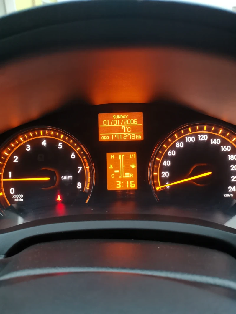 Toyota Avensis 1.8 Седан, снимка 6 - Автомобили и джипове - 53214699