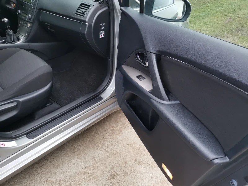 Toyota Avensis 1.8 Седан, снимка 7 - Автомобили и джипове - 53214699
