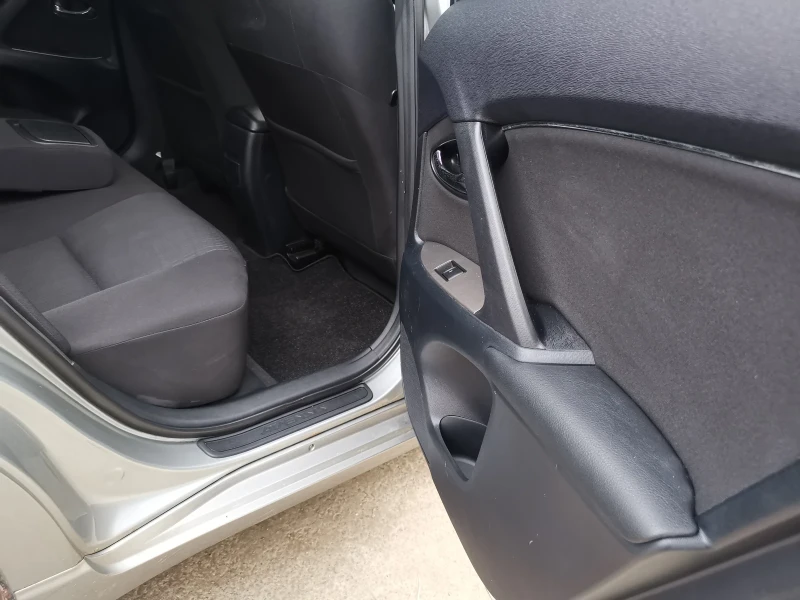 Toyota Avensis 1.8 Седан, снимка 8 - Автомобили и джипове - 53214699