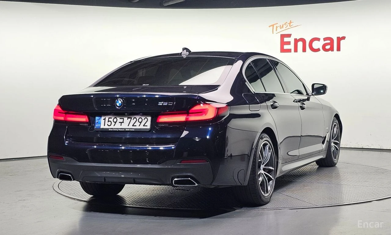 BMW 520 MPACK* HARMAN* HEADUP* СЛ.ЛЕНТИ* М.ТОЧКА* AMBIENT, снимка 3 - Автомобили и джипове - 54450695
