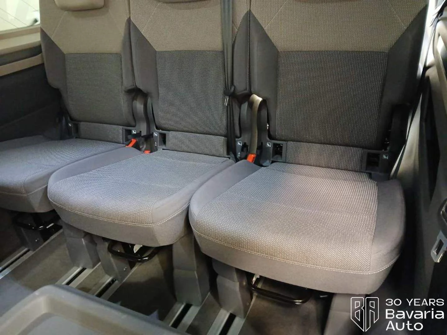 VW Multivan Edition long DSG Easy Open Basic, снимка 9 - Автомобили и джипове - 55472885