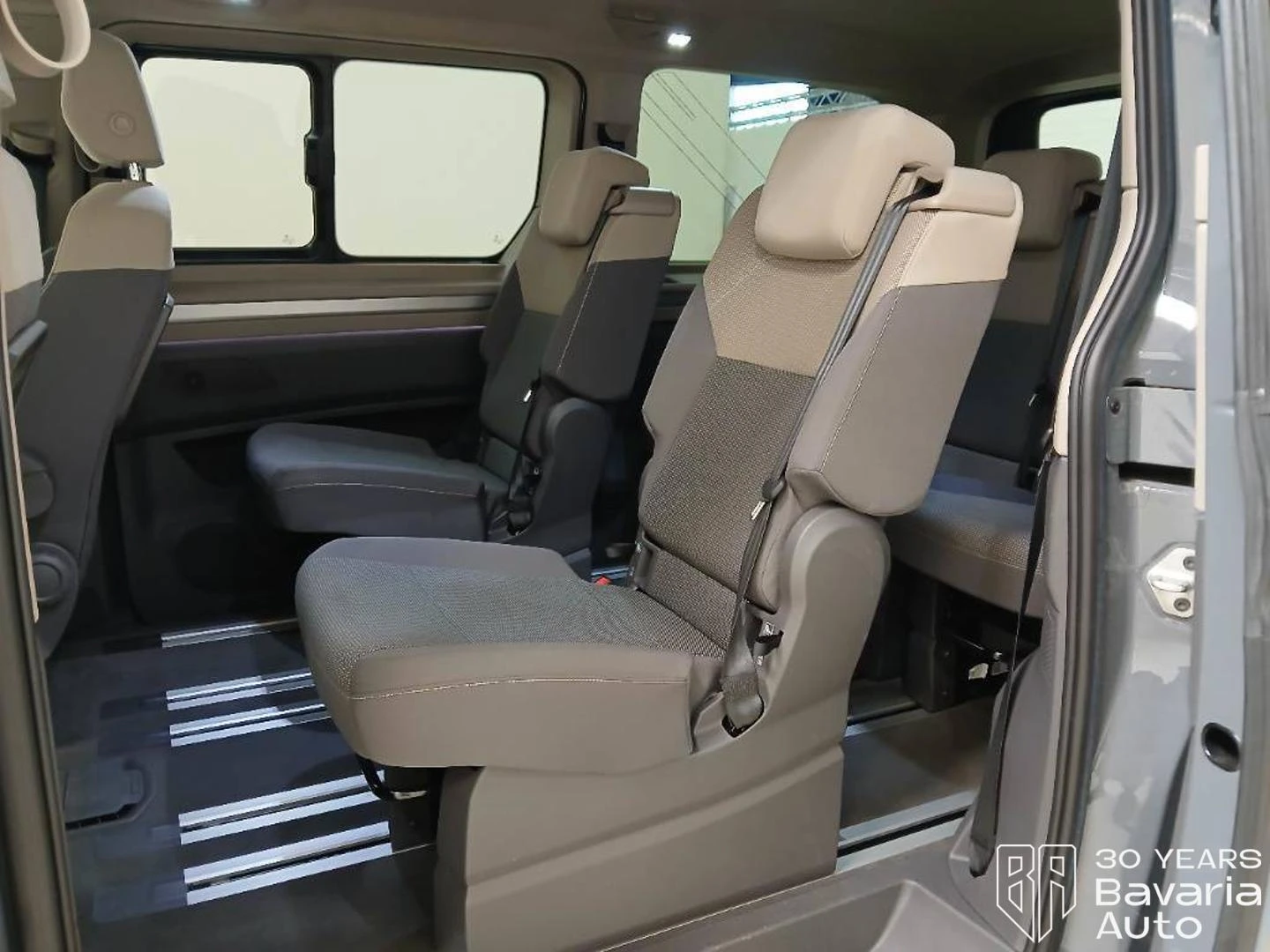 VW Multivan Edition long DSG Easy Open Basic, снимка 8 - Автомобили и джипове - 55472885