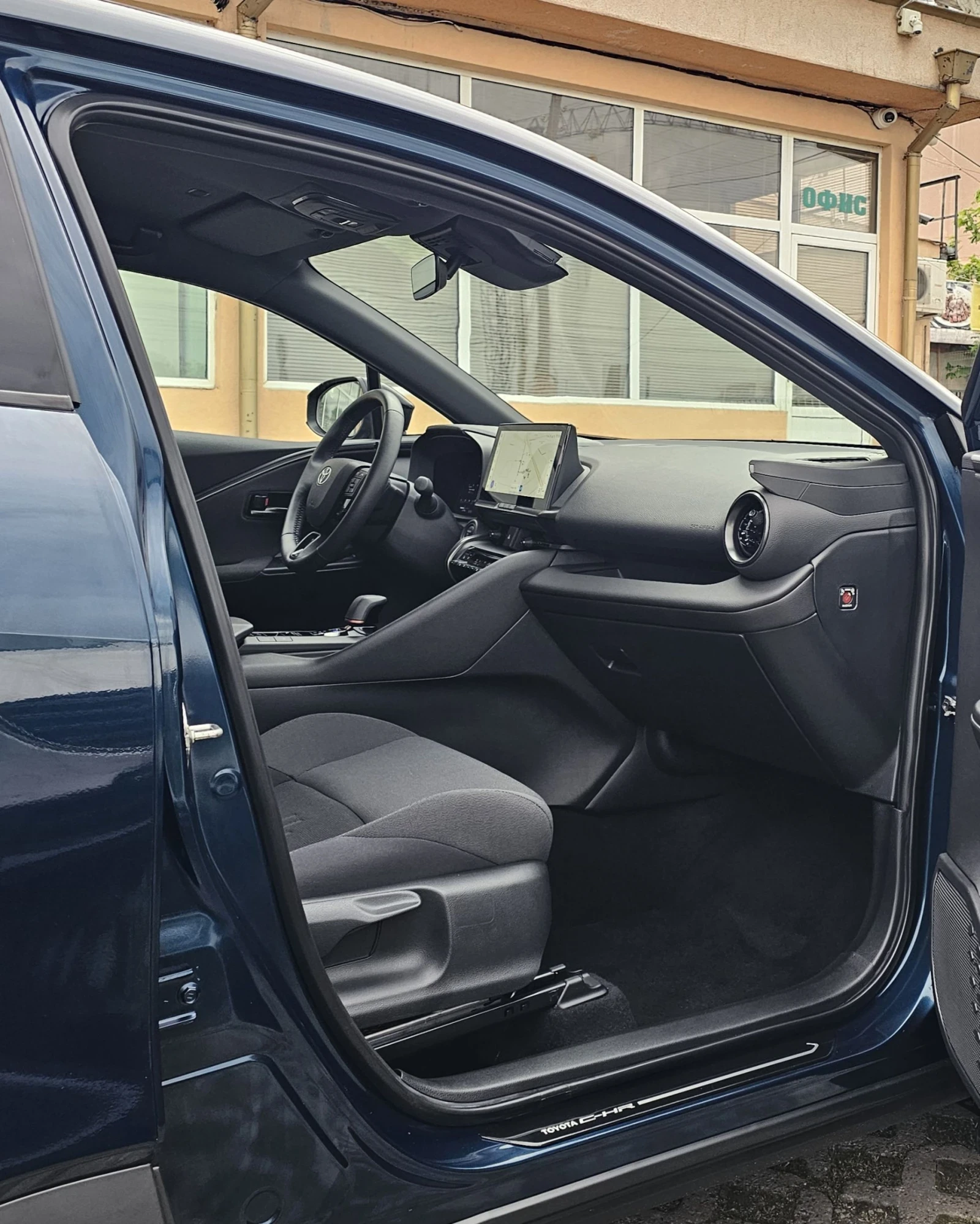 Toyota C-HR 1.8 Hybrid Keyless CarPlay Гаранция , снимка 10 - Автомобили и джипове - 54479578