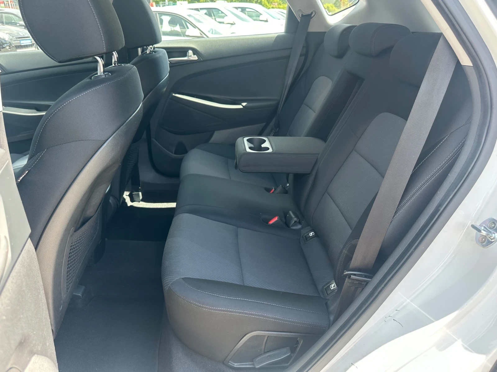Hyundai Tucson 1.6CRDI-FACELIFT-ОБСЛУЖЕН-НАВИ-ЛЕД-КАМЕРА, снимка 13 - Автомобили и джипове - 55470160