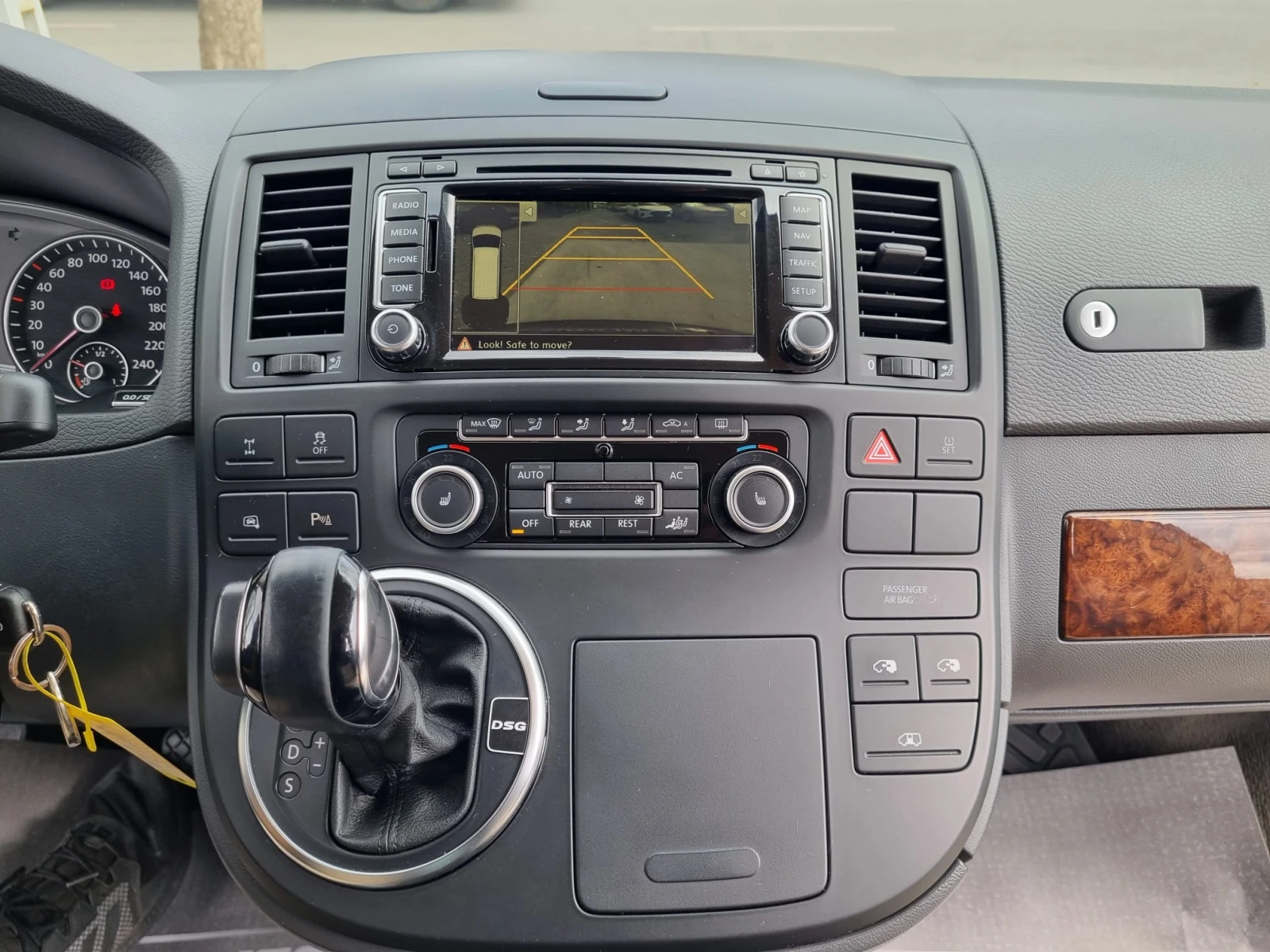 VW Multivan 2.0TDI* 4x4* DSG* HighLine, снимка 10 - Бусове и автобуси - 53899874