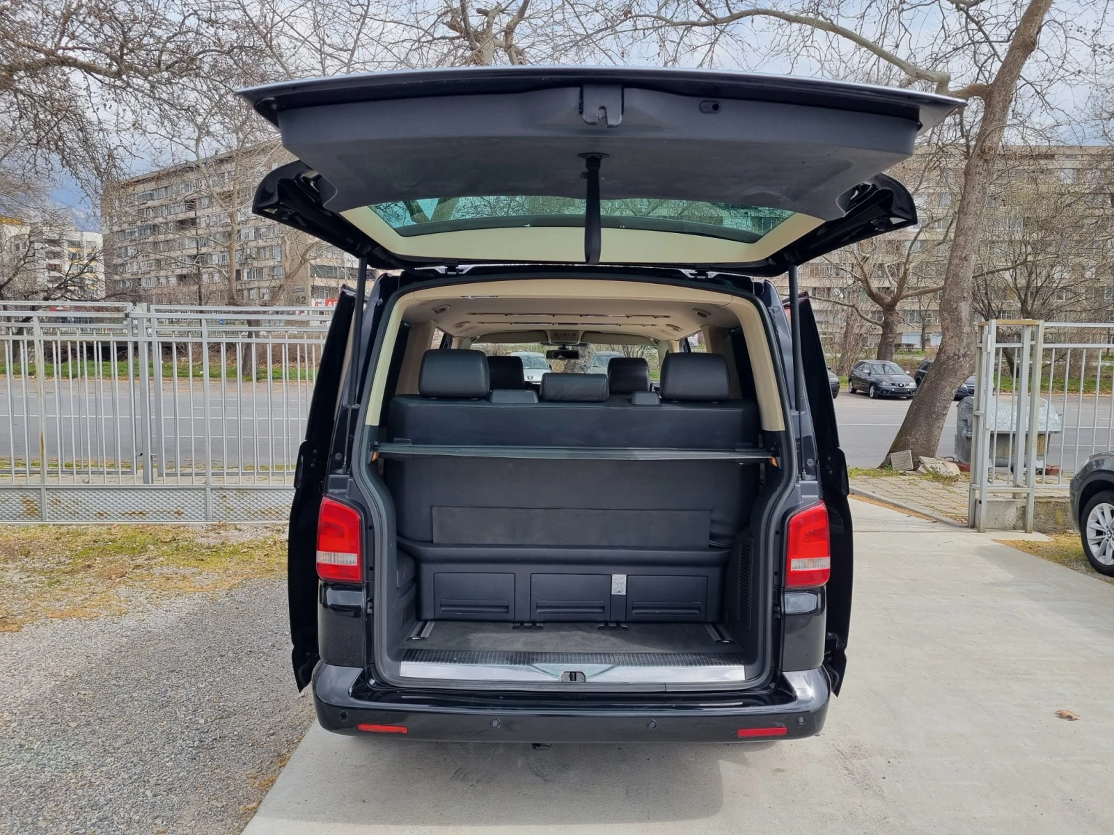 VW Multivan 2.0TDI* 4x4* DSG* HighLine, снимка 16 - Бусове и автобуси - 53899874