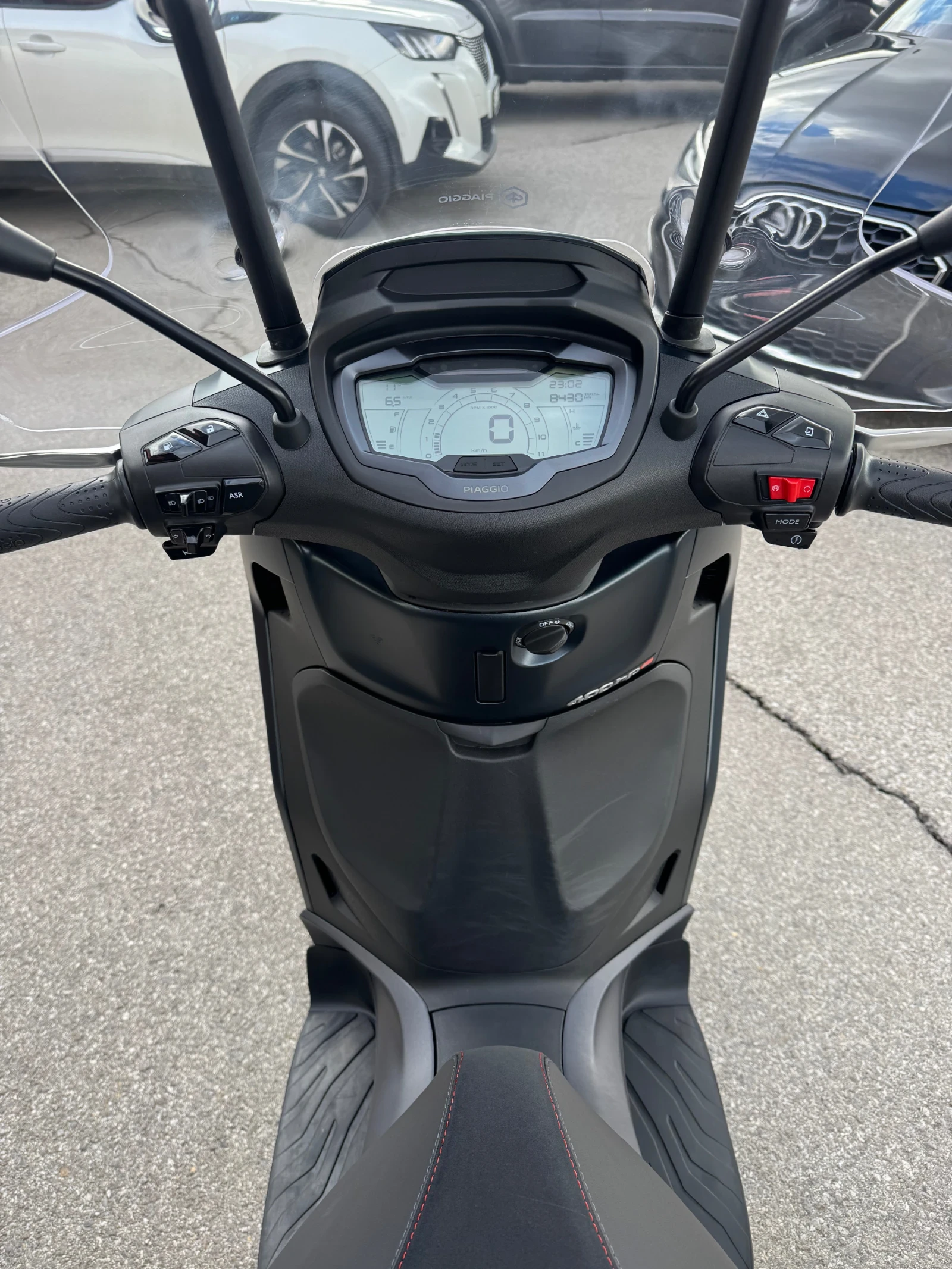 Piaggio Beverly 400S-ABS-ASR-8400км.-КАТО НОВ, снимка 14 - Мотоциклети и мототехника - 54082995