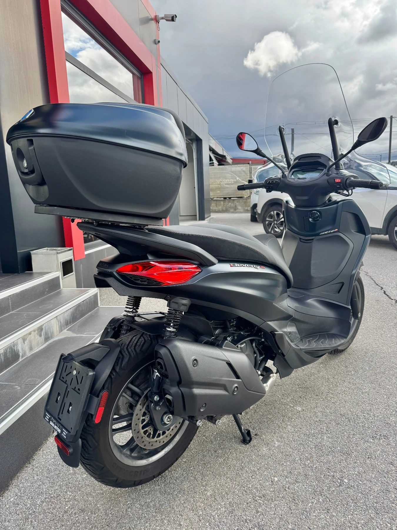 Piaggio Beverly 400S-ABS-ASR-8400км.-КАТО НОВ, снимка 3 - Мотоциклети и мототехника - 54082995