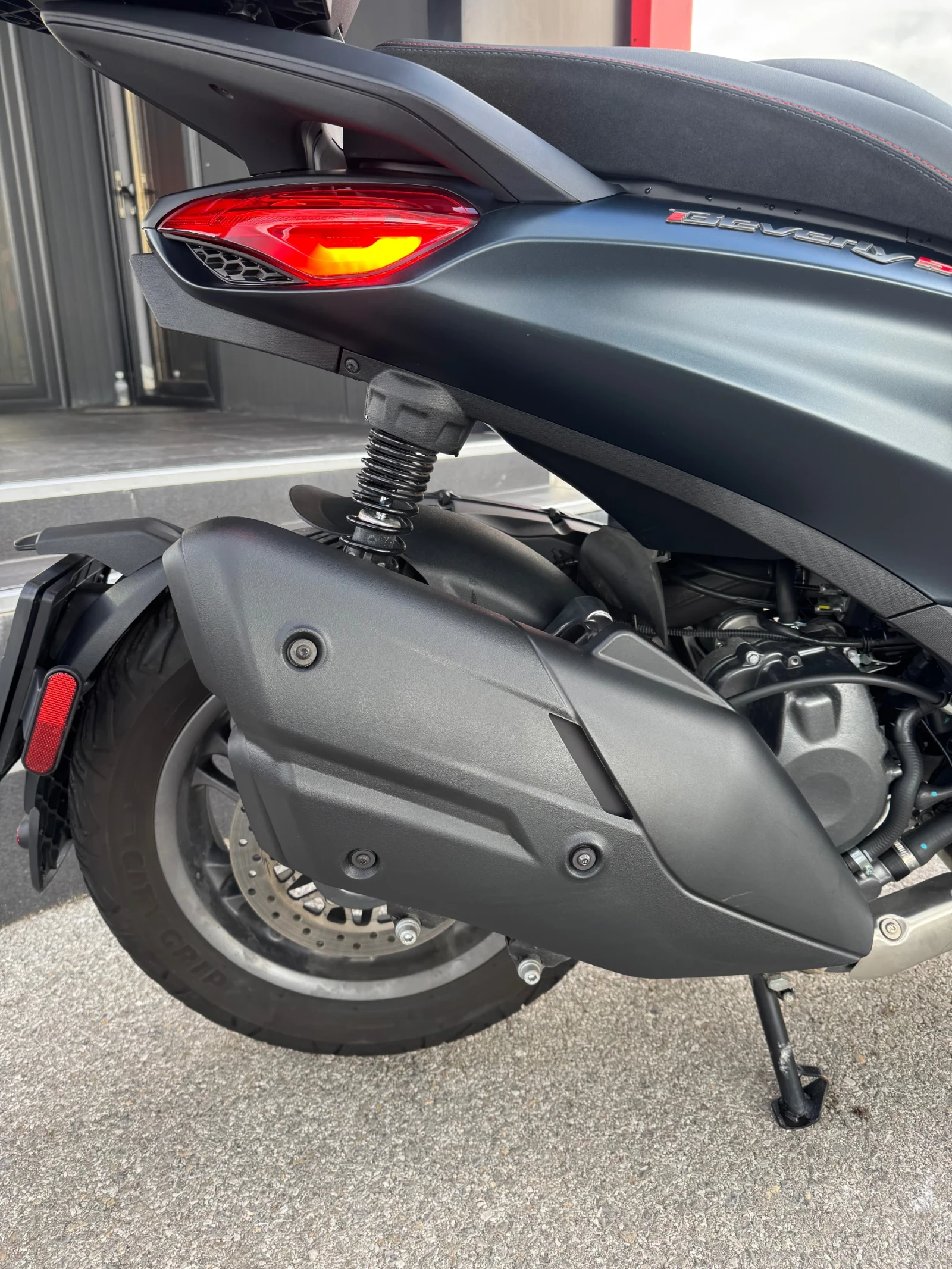 Piaggio Beverly 400S-ABS-ASR-8400км.-КАТО НОВ, снимка 10 - Мотоциклети и мототехника - 54082995