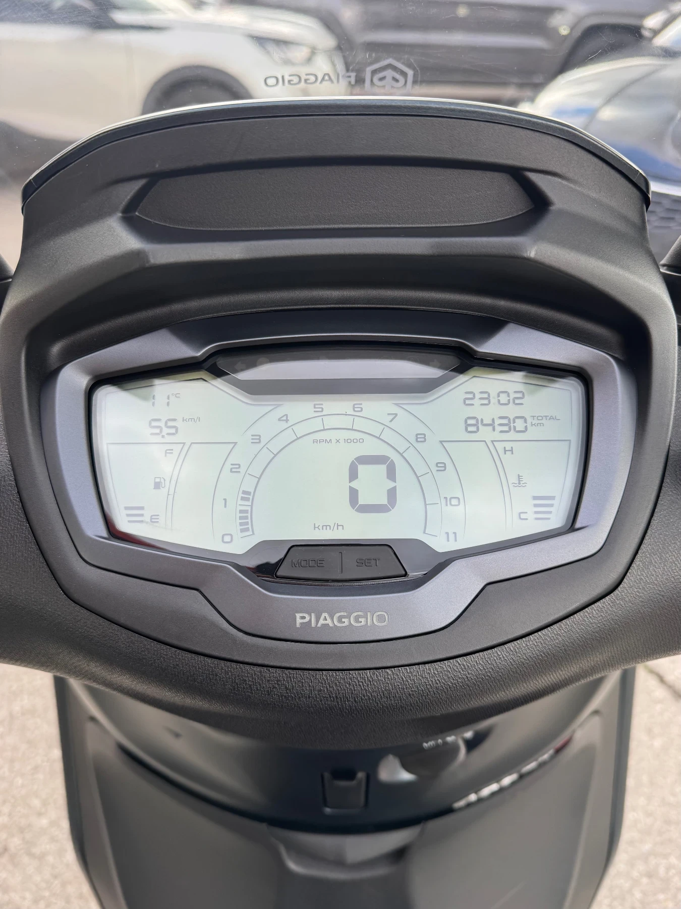 Piaggio Beverly 400S-ABS-ASR-8400км.-КАТО НОВ, снимка 15 - Мотоциклети и мототехника - 54082995