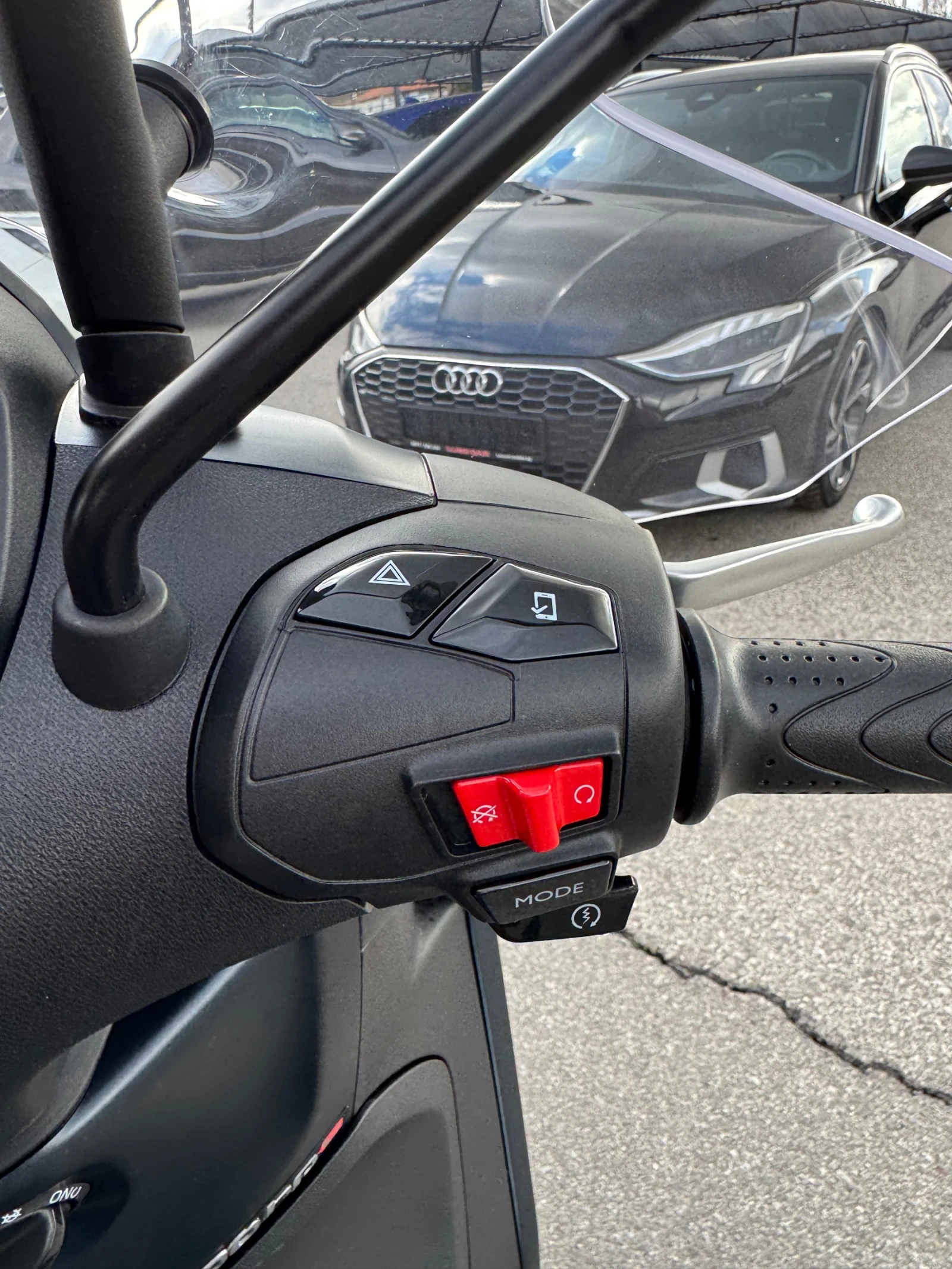 Piaggio Beverly 400S-ABS-ASR-8400км.-КАТО НОВ, снимка 17 - Мотоциклети и мототехника - 54082995