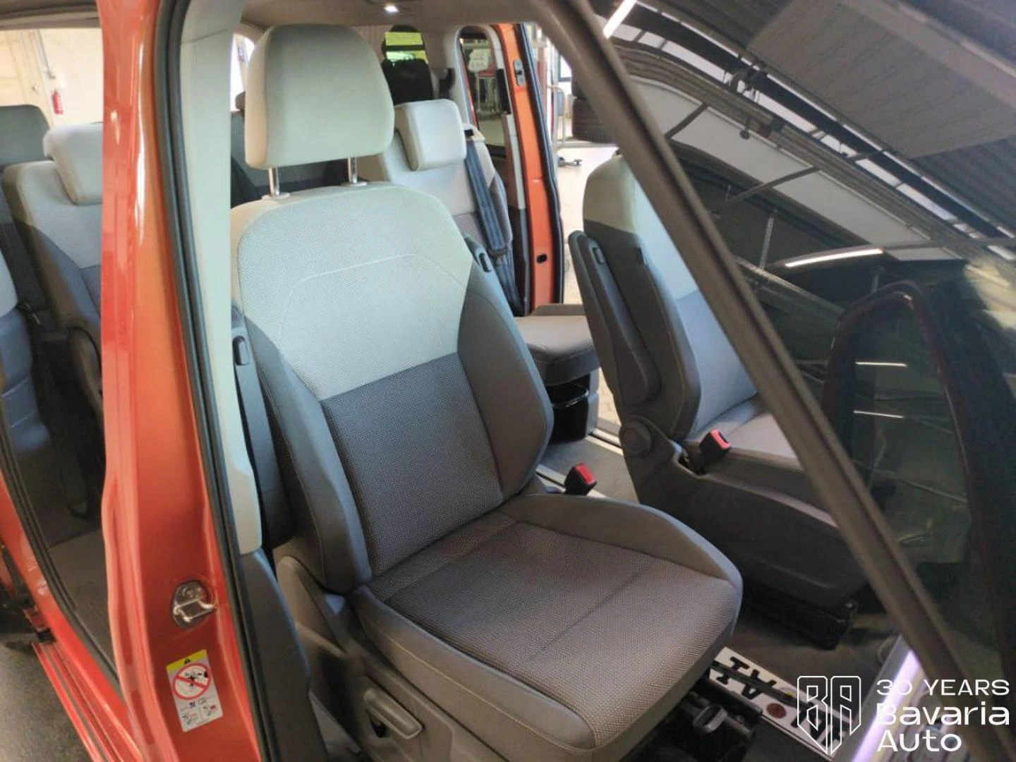 VW Multivan Edition long DSG Easy Open Basic, снимка 11 - Автомобили и джипове - 55674004