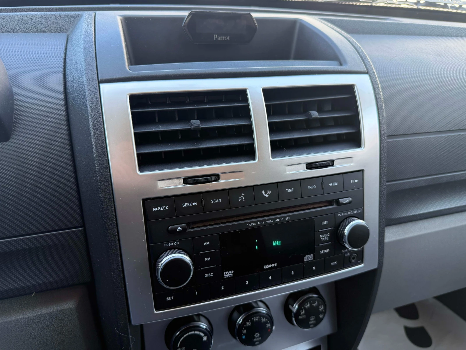 Dodge Nitro, снимка 12 - Автомобили и джипове - 53877728