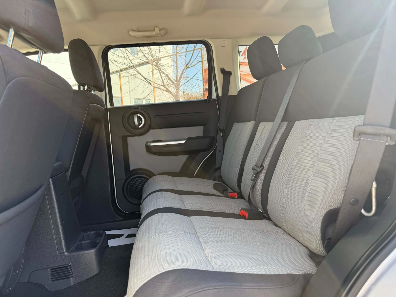 Dodge Nitro, снимка 9 - Автомобили и джипове - 53877728