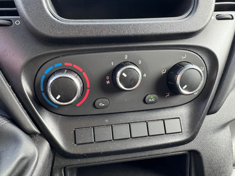 Iveco Daily 3.0HPI* 35S17* Падащ борд* Климатик* 3.60м. фургон, снимка 7 - Бусове и автобуси - 43582578