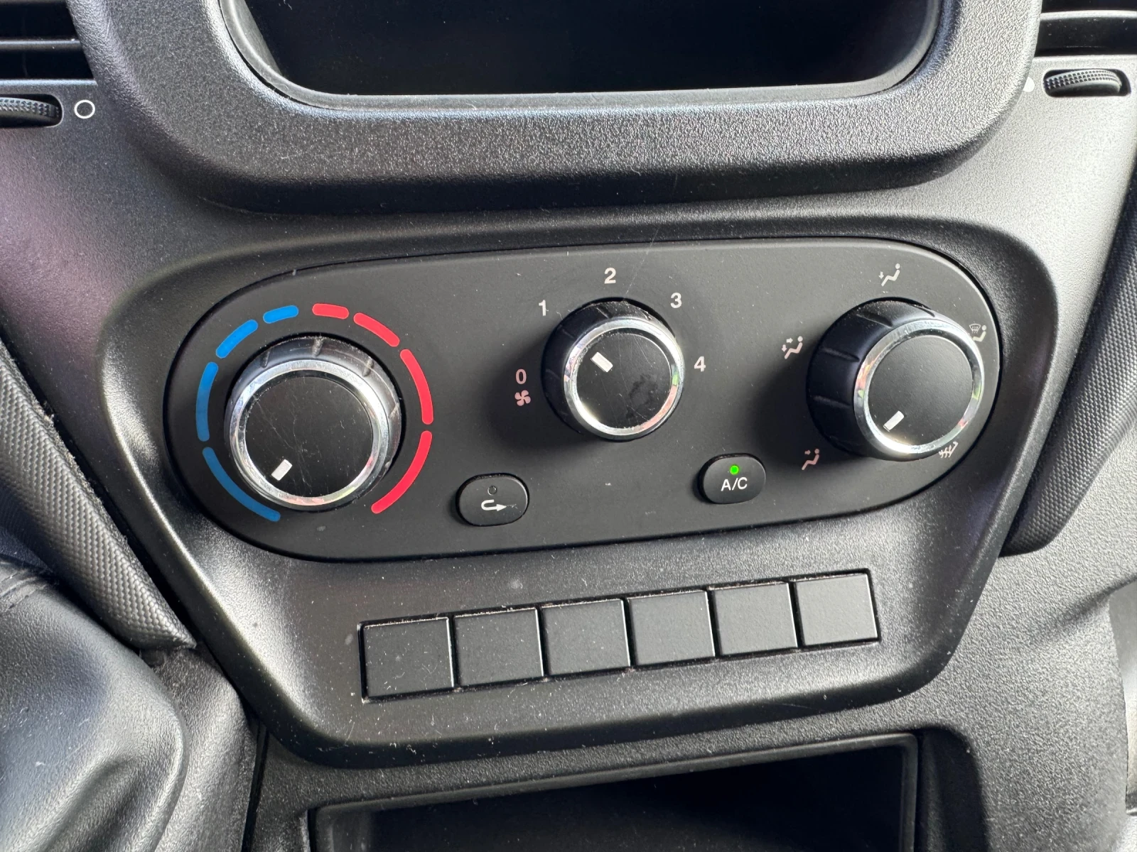 Iveco Daily 3.0HPI* 35S17* Падащ борд* Климатик* 3.60м. фургон - изображение 7