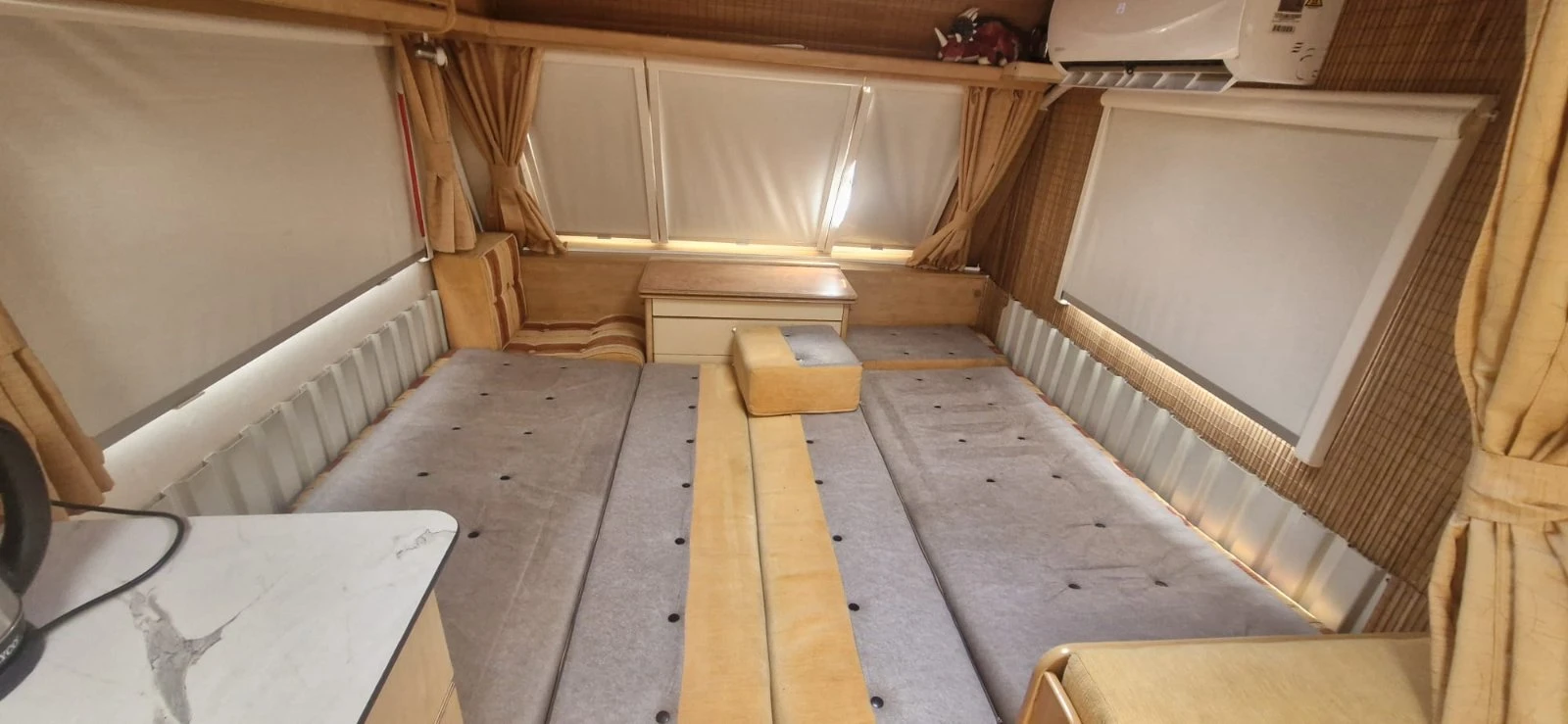 Каравана Caravelair Hermitage 522, снимка 3 - Каравани и кемпери - 55359282
