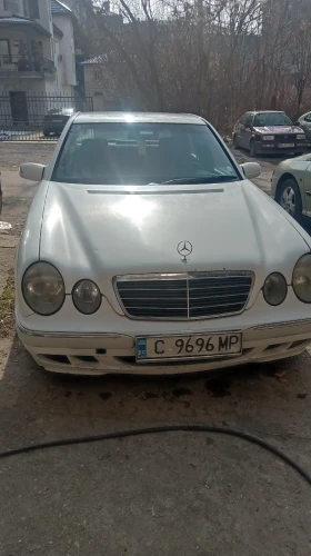  Mercedes-Benz E 220