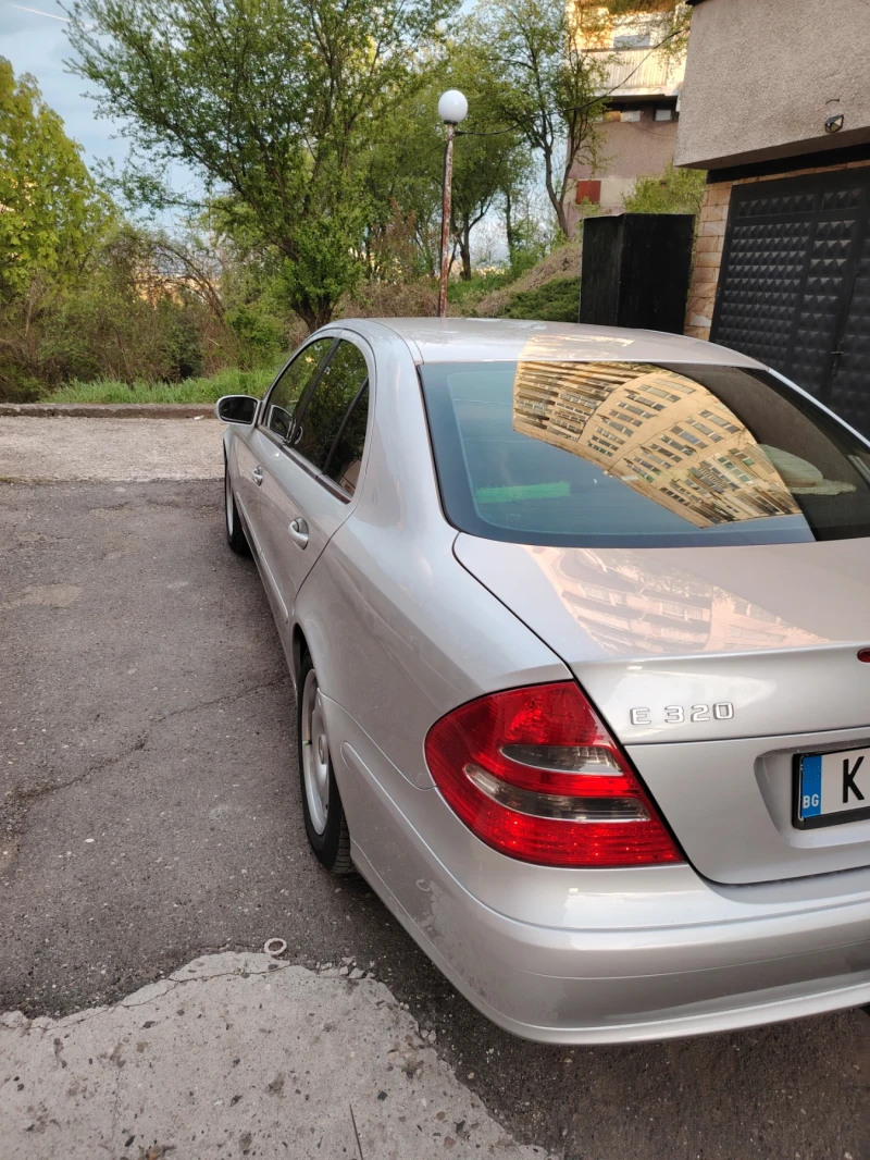 Mercedes-Benz E 200, снимка 4 - Автомобили и джипове - 52718035