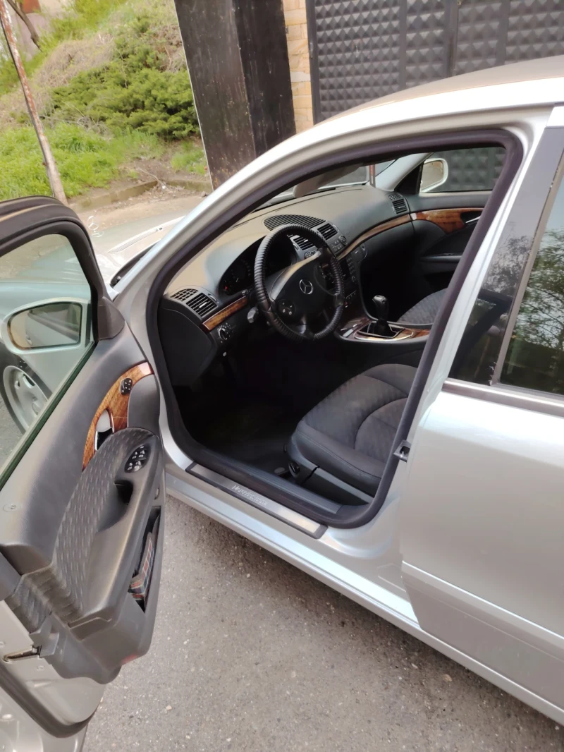 Mercedes-Benz E 200, снимка 6 - Автомобили и джипове - 52718035