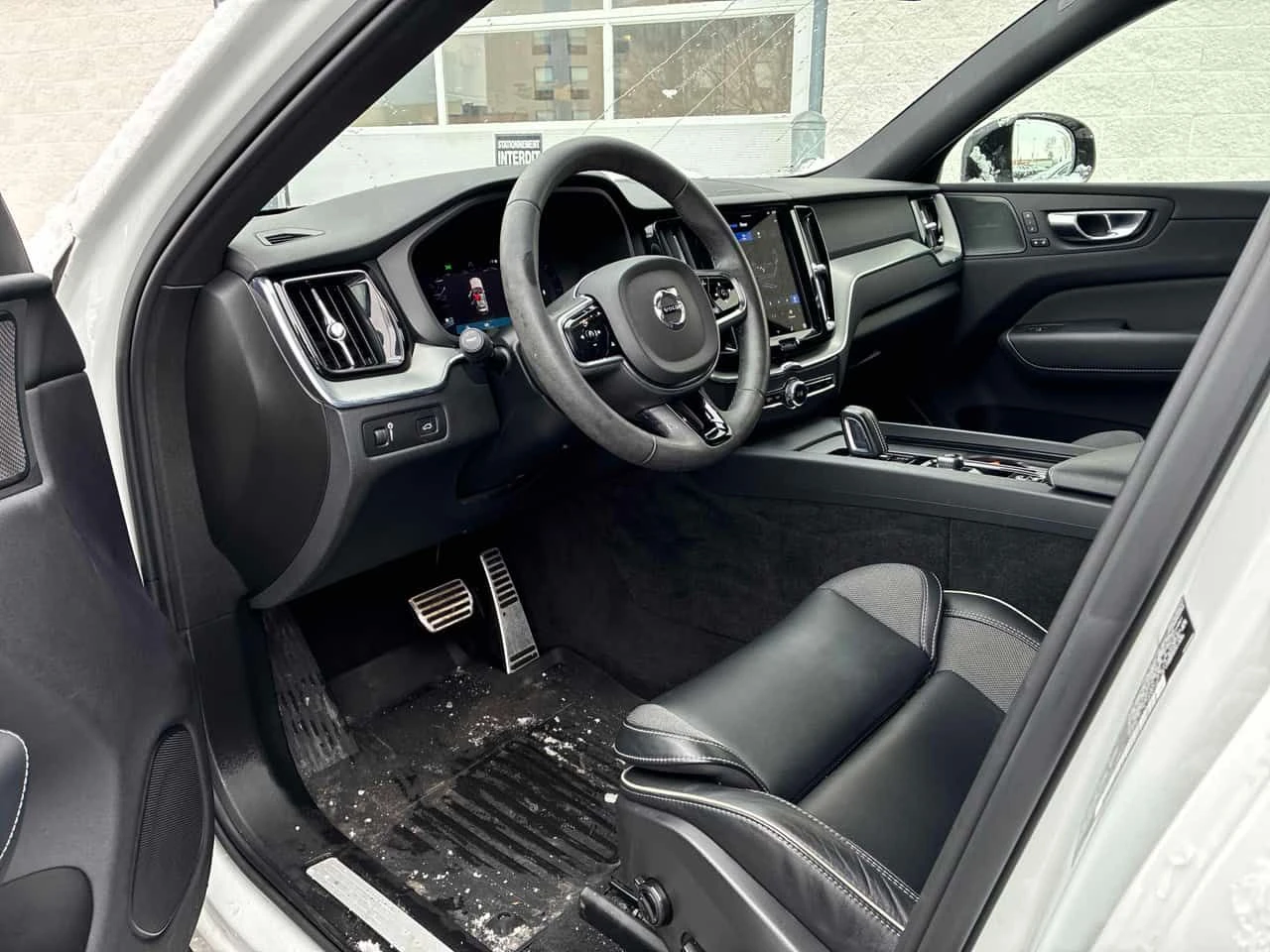 Volvo XC60 * R Design * ПАНОРАМА* KEYLESS* + ГУМИ * , снимка 5 - Автомобили и джипове - 53916576